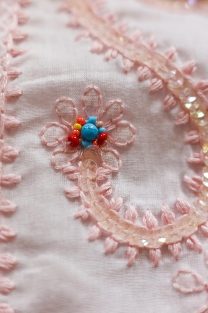 haftowane motywy na materiale